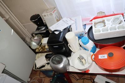 une table sur laquelle sont posés de nombreux ustensiles de cuisine