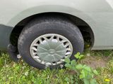 une voiture qui a un pneu crevé sur le bord de la route