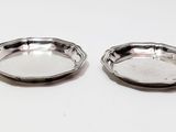 quatre cuillères en argent posées sur une surface blanche