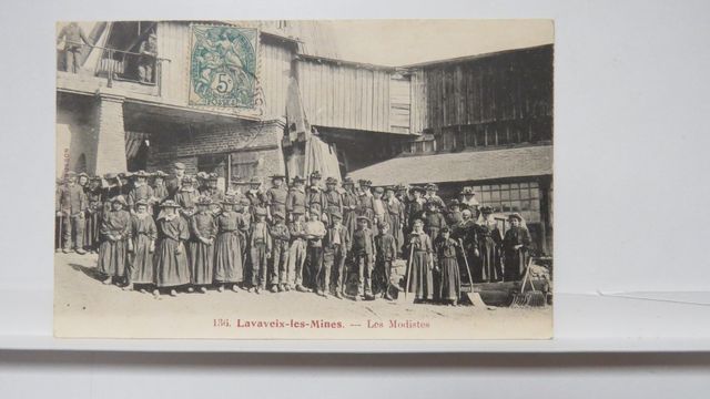 Lavaveix-les-Mines : Les Modistes (AAA 136). TBE. Carte rare !!!