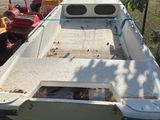 un bateau blanc posé dans l'herbe
