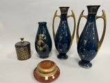 trois vases placés l'un à côté de l'autre