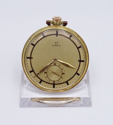 une montre de poche en or posée sur un socle transparent, sur une surface blanche