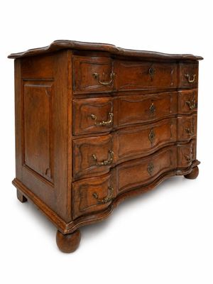une commode ancienne sur fond blanc, avec un fond blanc