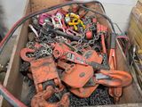 une caisse en bois remplie de divers outils
