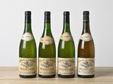trois bouteilles de vin sont alignées sur une table en bois