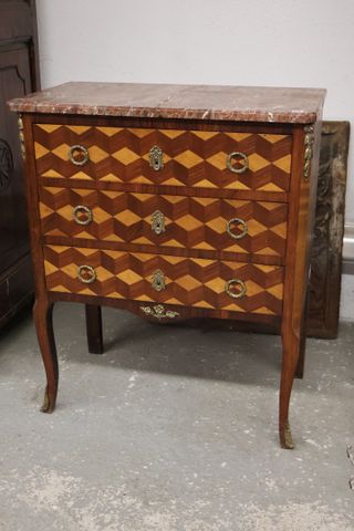 Petite commode ouvrant par trois tiroirs à décor marqueté de cube...