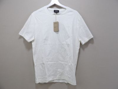 Le t-shirt blanc est suspendu à un cintre accroché au mur.