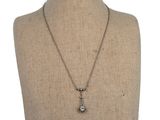 gros plan d'un torse de mannequin portant un collier