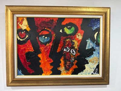 une image d'un tableau sur le mur d'une pièce