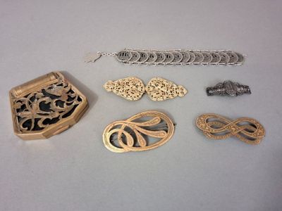 de nombreux bijoux différents posés sur la table