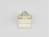 une bague en or blanc avec un seul diamant au centre