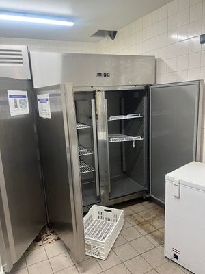une photo d'une cuisine professionnelle équipée d'un réfrigérateur et d'un congélateur