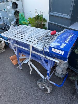 un chariot bleu sur lequel est posé un clavier