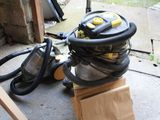 un aspirateur posé sur une boîte