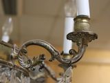 un lustre auquel sont suspendus de nombreux cristaux