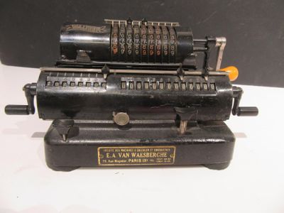 un ancien modèle de machine posé sur une table