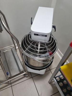une photo d'un mixeur dans un coin de la pièce