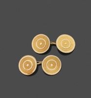 trois paires de boutons de manchette en or sur fond noir