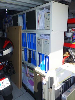 Un lot de mobilier de bureau comprenant deux bureaux démonté…