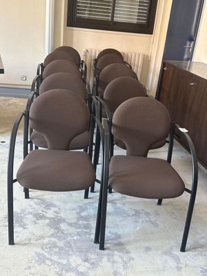 de nombreuses chaises alignées en rang dans une pièce