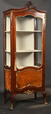 une vitrine ancienne en bois, dotée d'une porte vitrée et d'étagères
