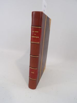 un livre posé sur une table