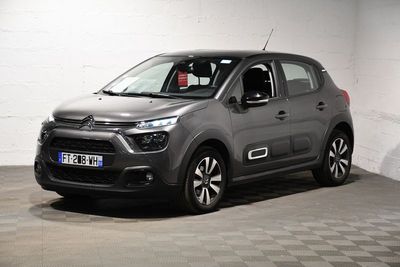 La Citroën grise est garée dans un garage au sol carrelé