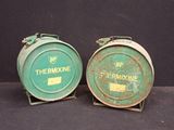 paire de bidons d'huile Thermoxine vintage sur leurs supports