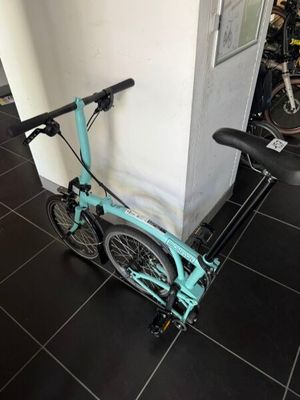 une trottinette posée par terre dans la pièce