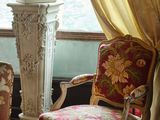 deux chaises dans une pièce, avec une statue en arrière-plan