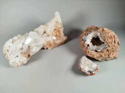 some kind of rock that is sitting on top of a table