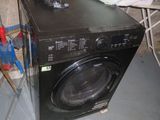 une photo d'une machine à laver dans une pièce sale