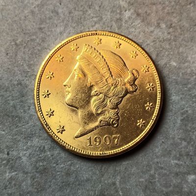 gros plan d'une pièce d'or portant un visage de femme