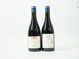 deux bouteilles de vin posées l'une à côté de l'autre sur une surface blanche