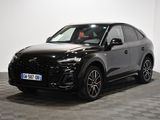 un 4x4 noir garé dans une pièce au sol en damier