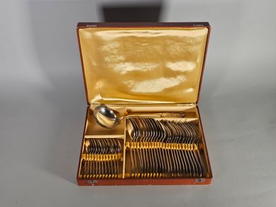 Ménagère en métal argenté comprenant douze couverts, douze cuillères à - Photo 1