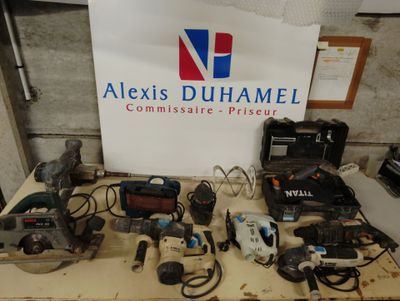 de nombreux outils posés sur une table, avec une pancarte en arrière-plan