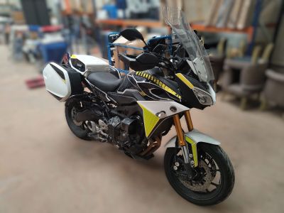 une moto blanche et jaune garée dans un garage