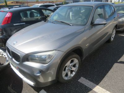 une photo d'un SUV BMW argenté garé sur un parking