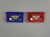 deux jeux Game Boy posés l'un à côté de l'autre sur une table