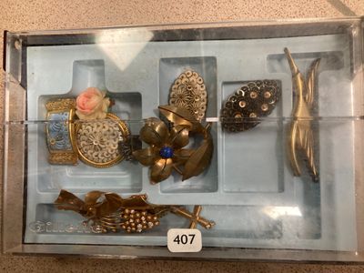 une vitrine contenant toute une gamme de bijoux