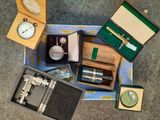 de nombreux modèles de montres différents dans une boîte posée par terre