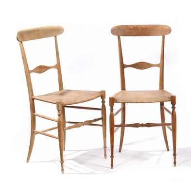 une paire de chaises en bois sur fond blanc, avec une toile de fond blanche