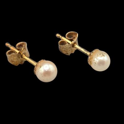 Paire de clous d'oreilles en or jaune ornés de petites perle…