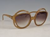 des lunettes de soleil marron posées sur une surface blanche
