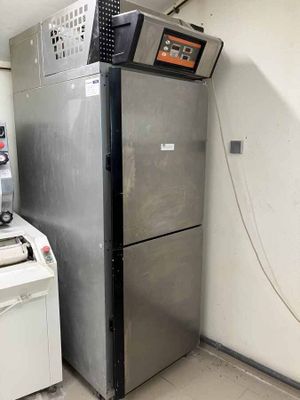 un réfrigérateur et une machine à laver dans une pièce