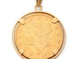 une image représentant un pendentif en forme de pièce d'or sur lequel est gravé le visage d'une femme