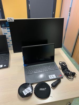 deux ordinateurs portables posés l'un à côté de l'autre sur un bureau