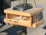 une machine posée sur une table en bois